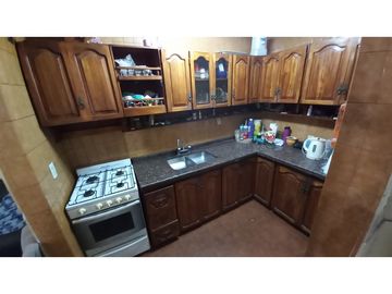 VENDO CASA ESQUINA  DE TRES DORMITORIOS 2 BAÑOS  EN LUZURIAGA MAIPU