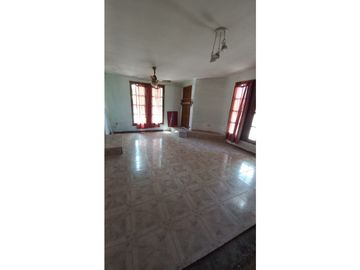 VENDO CASA ESQUINA  DE TRES DORMITORIOS 2 BAÑOS  EN LUZURIAGA MAIPU