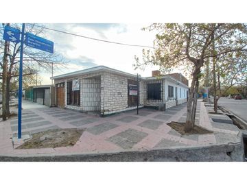 VENDO CASA ESQUINA  DE TRES DORMITORIOS 2 BAÑOS  EN LUZURIAGA MAIPU