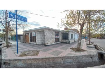 VENDO CASA ESQUINA  DE TRES DORMITORIOS 2 BAÑOS  EN LUZURIAGA MAIPU