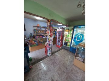 VENDO CASA ESQUINA  DE TRES DORMITORIOS 2 BAÑOS  EN LUZURIAGA MAIPU