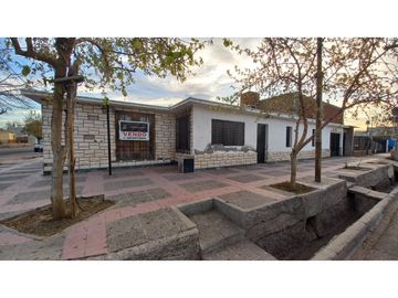 VENDO CASA ESQUINA  DE TRES DORMITORIOS 2 BAÑOS  EN LUZURIAGA MAIPU