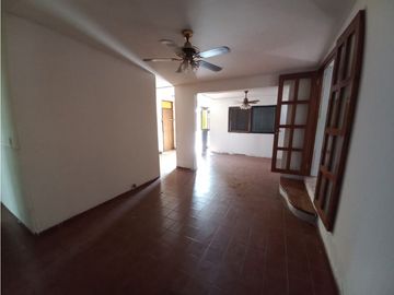 VENDO CASA ESQUINA  DE TRES DORMITORIOS 2 BAÑOS  EN LUZURIAGA MAIPU