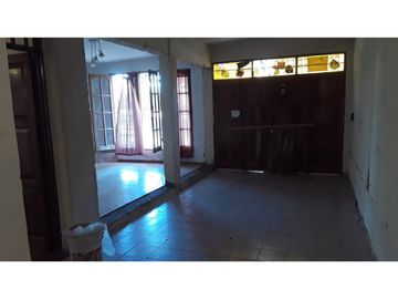 VENDO CASA ESQUINA  DE TRES DORMITORIOS 2 BAÑOS  EN LUZURIAGA MAIPU