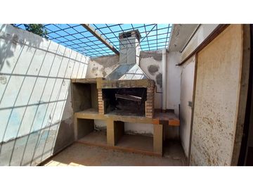 VENDO CASA ESQUINA  DE TRES DORMITORIOS 2 BAÑOS  EN LUZURIAGA MAIPU