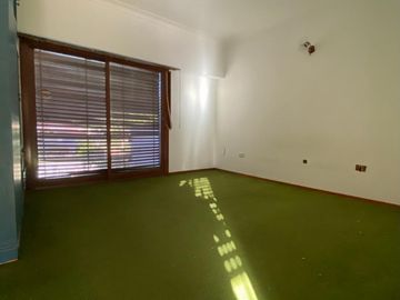 Casa de 5 ambientes o más, ubicada a 50 metros de la Avenida Hipólito Yrigoyen.