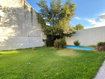 Casa de 5 ambientes o más, ubicada a 50 metros de la Avenida Hipólito Yrigoyen.