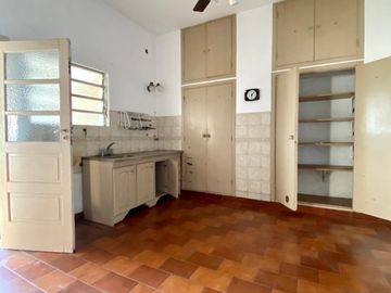Casa de 5 ambientes o más, ubicada a 50 metros de la Avenida Hipólito Yrigoyen.