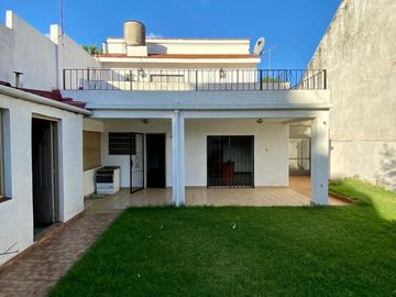 Casa de 5 ambientes o más, ubicada a 50 metros de la Avenida Hipólito Yrigoyen.