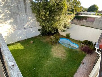 Casa de 5 ambientes o más, ubicada a 50 metros de la Avenida Hipólito Yrigoyen.