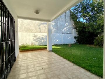 Casa de 5 ambientes o más, ubicada a 50 metros de la Avenida Hipólito Yrigoyen.