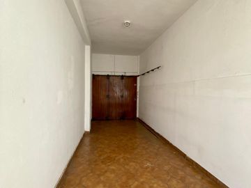 Casa de 5 ambientes o más, ubicada a 50 metros de la Avenida Hipólito Yrigoyen.