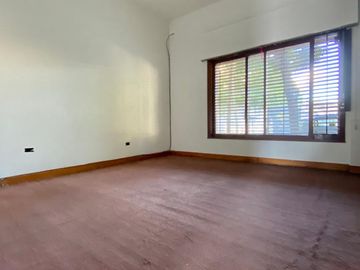 Casa de 5 ambientes o más, ubicada a 50 metros de la Avenida Hipólito Yrigoyen.