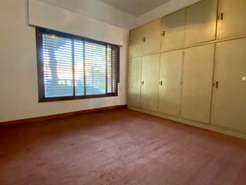 Casa de 5 ambientes o más, ubicada a 50 metros de la Avenida Hipólito Yrigoyen.