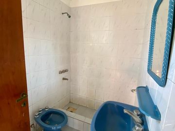 Casa de 5 ambientes o más, ubicada a 50 metros de la Avenida Hipólito Yrigoyen.