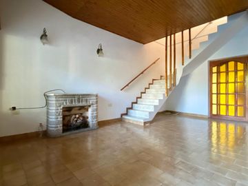 Casa de 5 ambientes o más, ubicada a 50 metros de la Avenida Hipólito Yrigoyen.