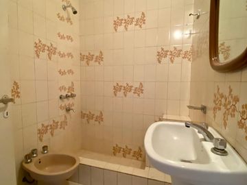 Casa de 5 ambientes o más, ubicada a 50 metros de la Avenida Hipólito Yrigoyen.