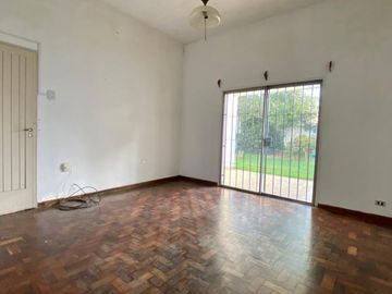 Casa de 5 ambientes o más, ubicada a 50 metros de la Avenida Hipólito Yrigoyen.