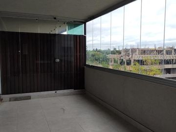 Excelente departamento con gran balcón y terraza. Vivo tortuguitas. Escritorio