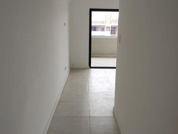 Excelente departamento con gran balcón y terraza. Vivo tortuguitas. Escritorio