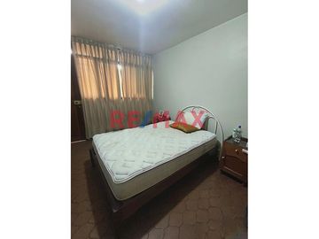 🏠 ¡Oportunidad única en Trujillo! 🏠

Descubre esta espaciosa y versátil casa urbana de 3 pisos, perfectamente ubicada en Wilfredo Torres 966, la cua