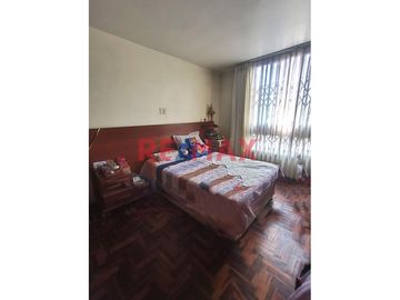 🏠 ¡Oportunidad única en Trujillo! 🏠

Descubre esta espaciosa y versátil casa urbana de 3 pisos, perfectamente ubicada en Wilfredo Torres 966, la cua