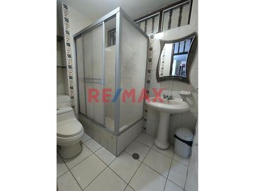 🏠 ¡Oportunidad única en Trujillo! 🏠

Descubre esta espaciosa y versátil casa urbana de 3 pisos, perfectamente ubicada en Wilfredo Torres 966, la cua