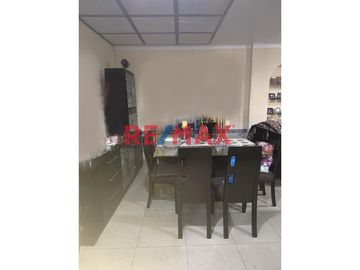 🏠 ¡Oportunidad única en Trujillo! 🏠

Descubre esta espaciosa y versátil casa urbana de 3 pisos, perfectamente ubicada en Wilfredo Torres 966, la cua
