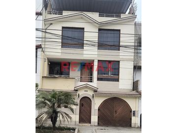 🏠 ¡Oportunidad única en Trujillo! 🏠

Descubre esta espaciosa y versátil casa urbana de 3 pisos, perfectamente ubicada en Wilfredo Torres 966, la cua