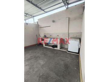 🏠 ¡Oportunidad única en Trujillo! 🏠

Descubre esta espaciosa y versátil casa urbana de 3 pisos, perfectamente ubicada en Wilfredo Torres 966, la cua