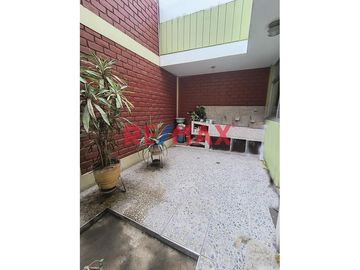 🏠 ¡Oportunidad única en Trujillo! 🏠

Descubre esta espaciosa y versátil casa urbana de 3 pisos, perfectamente ubicada en Wilfredo Torres 966, la cua