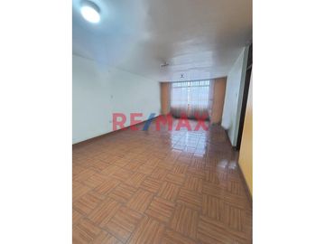 🏠 ¡Oportunidad única en Trujillo! 🏠

Descubre esta espaciosa y versátil casa urbana de 3 pisos, perfectamente ubicada en Wilfredo Torres 966, la cua