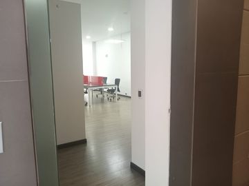 oficina en arriendo/venta en chico norte ii. Cod V1105105