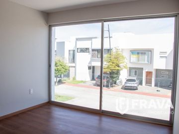VENTA DE CASA EN COTO ACANTIA EN SOLARES RESIDENCIAL