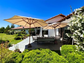 Casa En Venta En Requínoa (las Mercedes, Condominio) JARDÍN