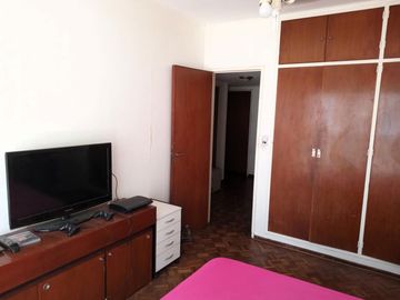 Venta. Departamento. 4 ambientes con dependencia. Luminoso
