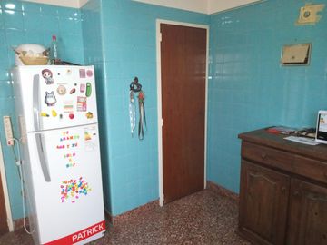 Venta. Departamento. 4 ambientes con dependencia. Luminoso