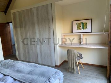 Moderna casa en la Puntilla con vista al lago