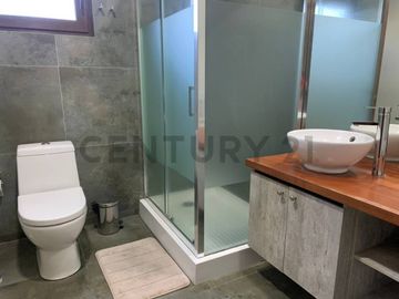 Moderna casa en la Puntilla con vista al lago