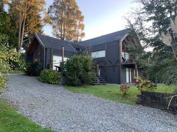 Moderna casa en la Puntilla con vista al lago