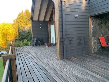 Moderna casa en la Puntilla con vista al lago