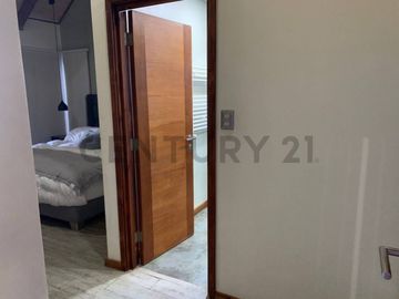 Moderna casa en la Puntilla con vista al lago