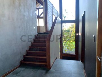Moderna casa en la Puntilla con vista al lago