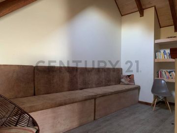 Moderna casa en la Puntilla con vista al lago