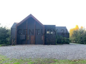 Moderna casa en la Puntilla con vista al lago