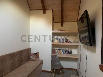 Moderna casa en la Puntilla con vista al lago