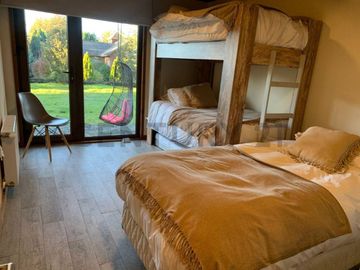 Moderna casa en la Puntilla con vista al lago