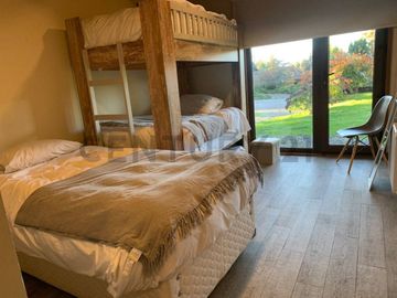 Moderna casa en la Puntilla con vista al lago