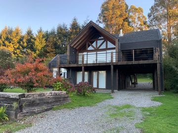 Moderna casa en la Puntilla con vista al lago