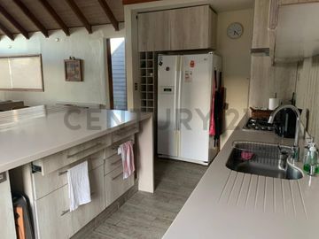 Moderna casa en la Puntilla con vista al lago